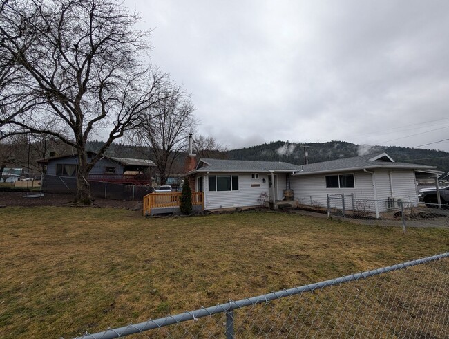 Building Photo - Beautiful 3 bedroom 2 bath Orofino house -...