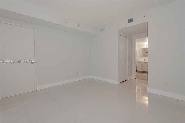 Building Photo - 1300 Brickell Bay Dr