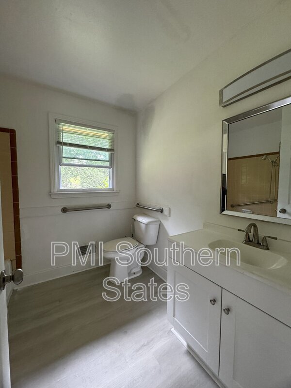 Building Photo - 205 Ellington Dr