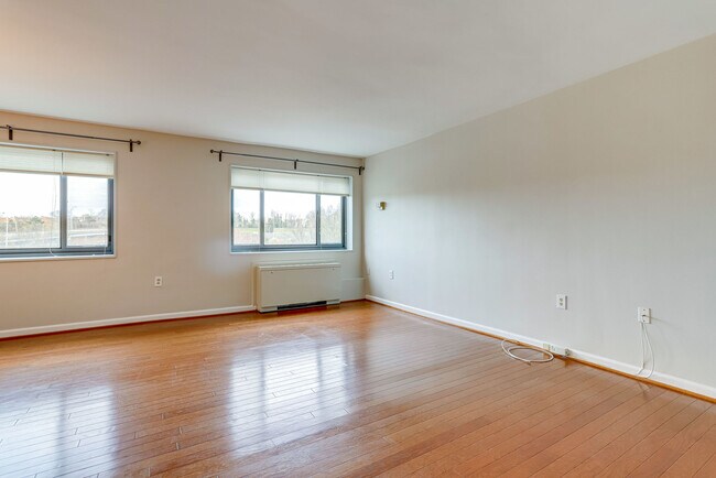 Building Photo - 1300 S Arlington Ridge Rd