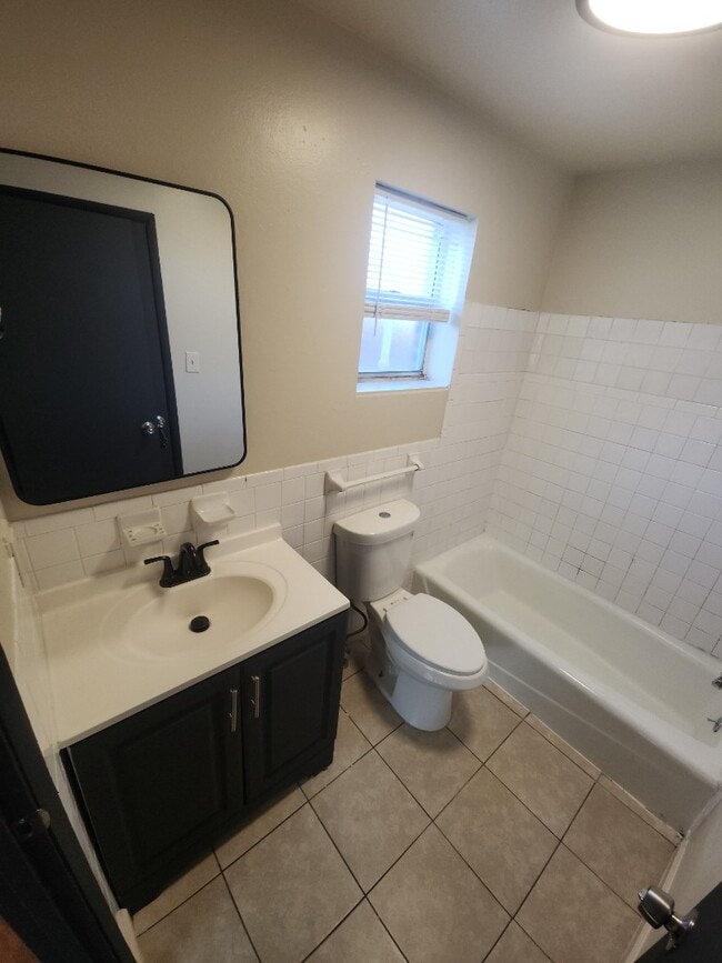 Building Photo - 9921 Sloane Square