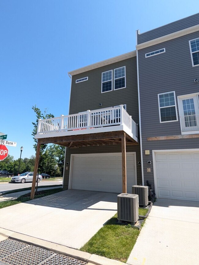 Building Photo - END UNIT newer build in ideal Frederick lo...