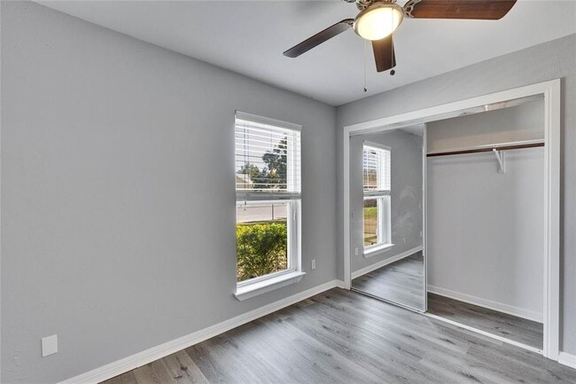 Building Photo - 1712 W Mesa Park Dr