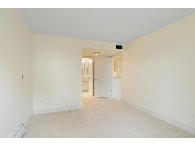 Building Photo - 1425 W 28th St