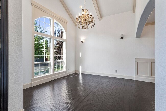 Building Photo - Stunning Large Home with 3 primary bedrooms + Tons of Amenities, Amazing Backyard !