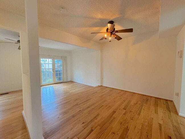 Building Photo - Inviting Townhome with Abundant Space & Co...
