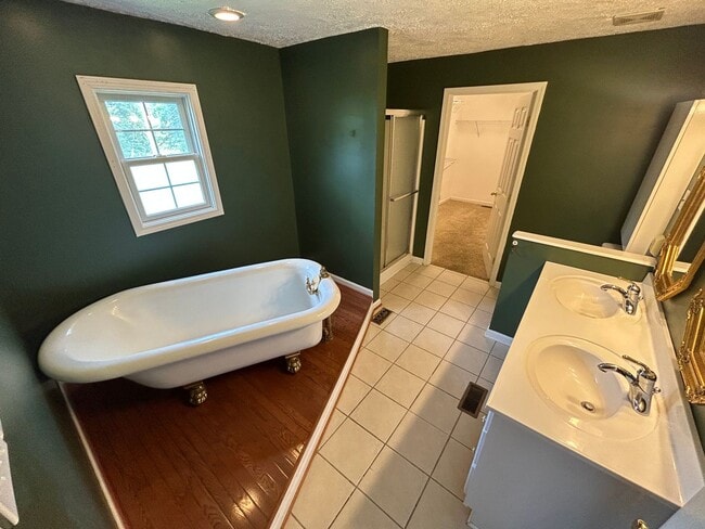 Building Photo - Charming 3-bedroom, 2.5-bathroom home loca...