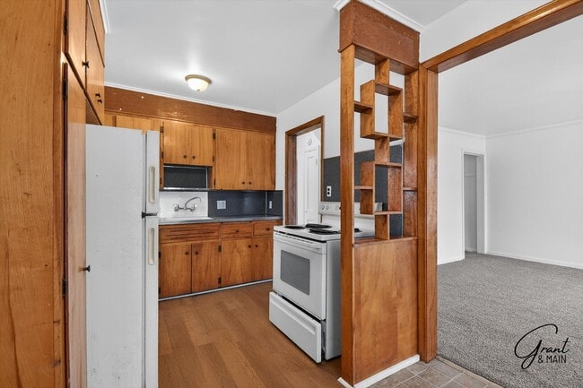 Building Photo - $1350 3 bedrooms