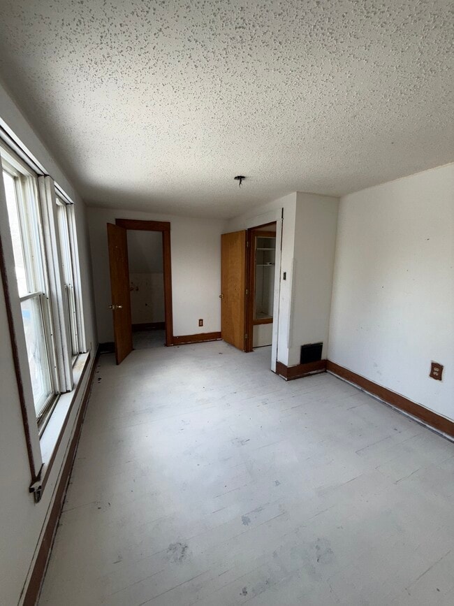 Building Photo - 111 E Livingston Dr