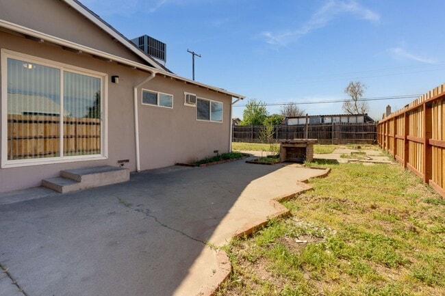 Building Photo - 7726 Laurie Way