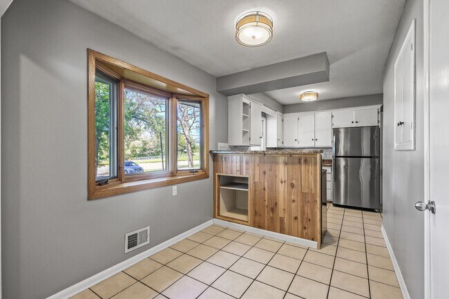 Building Photo - Gorgeous Shoreview House 3BR 1 Bath  Available Early May!