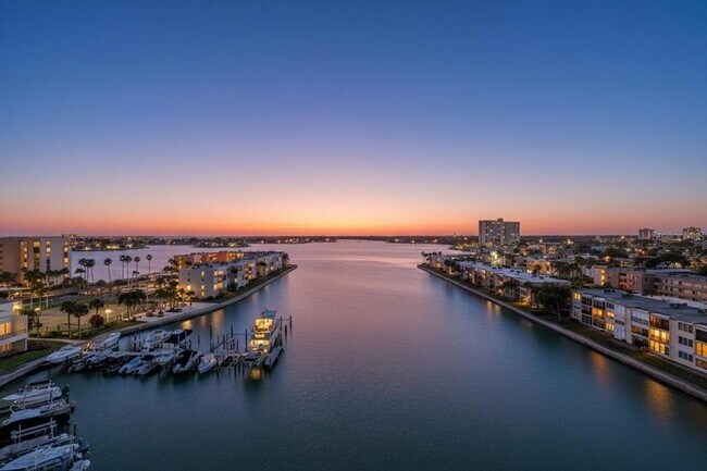 Building Photo - 7300 Sun Island Dr S