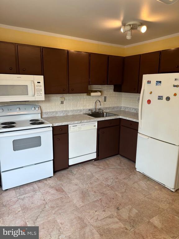Building Photo - 4002 Summer Hollow Ct