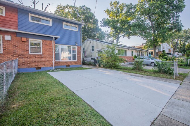 Building Photo - Amazing 4 BR/2 BA Semi-Detached Home in Ca...