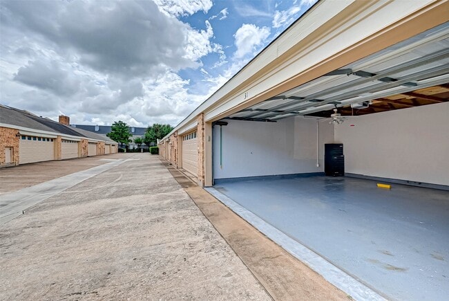 Building Photo - 600 Wilcrest Dr