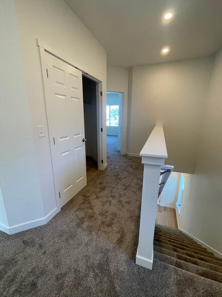 Building Photo - 1502 S E Landen Dr