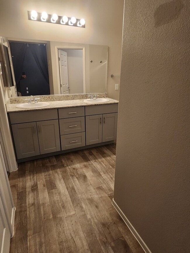 Building Photo - 3 bedroom/ 2 bath condo in gated community