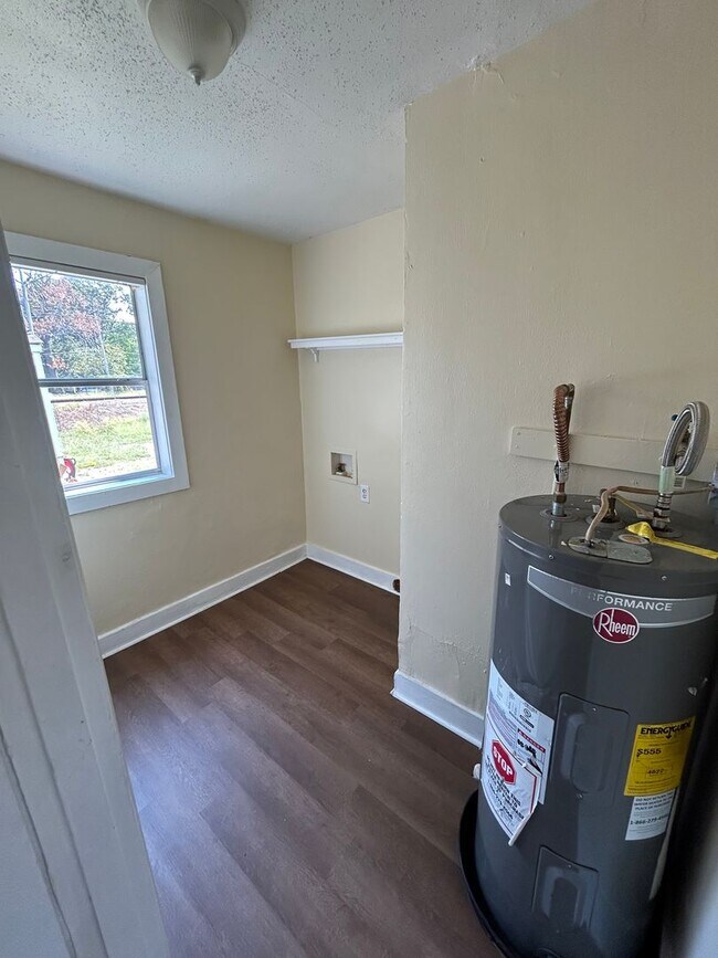 Building Photo - 225 College Park Cir