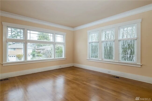 Building Photo - Charming 1BR/1BA Main Floor View Unit in D...