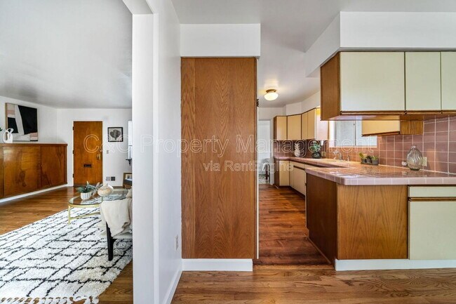 Building Photo - 582 Newton St