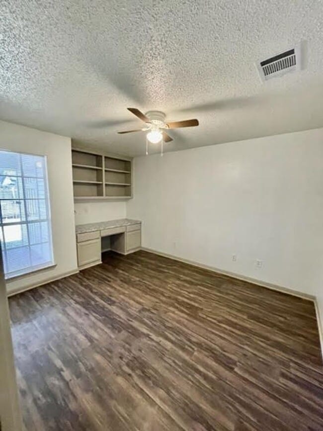 Building Photo - 928 Briar Dr