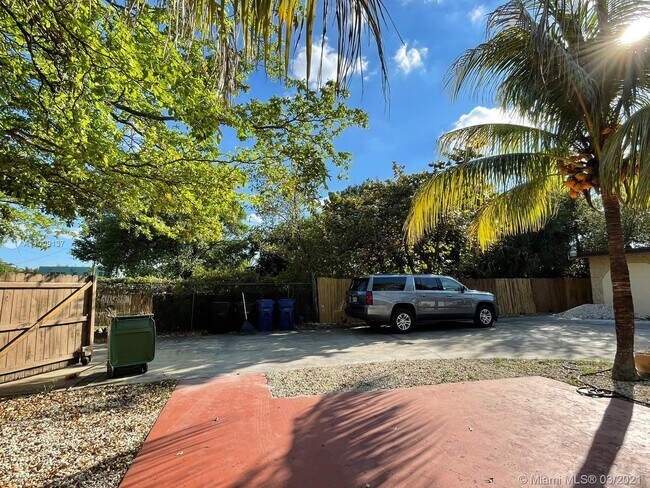 Building Photo - 633 NW 15th Ave