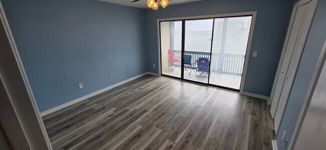 Building Photo - Here is your 3bed/3bath home on the water!