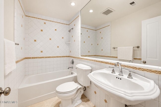 Building Photo - 5801 Middle Crest Dr