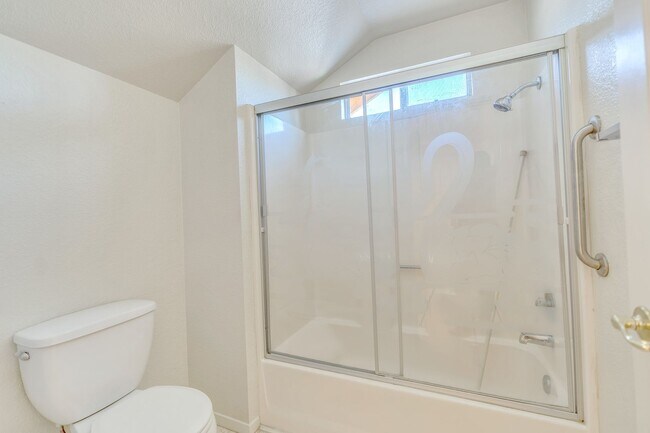 Building Photo - BEAUTIFUL 4 BEDROOM HOME WITH SWIMMING POOL!