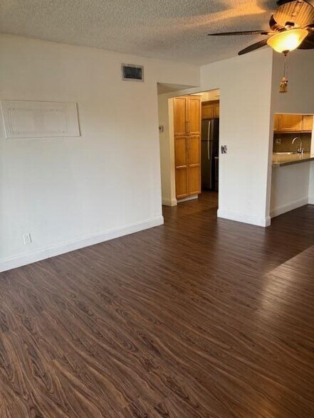 Building Photo - 712 Sunny Pine Way