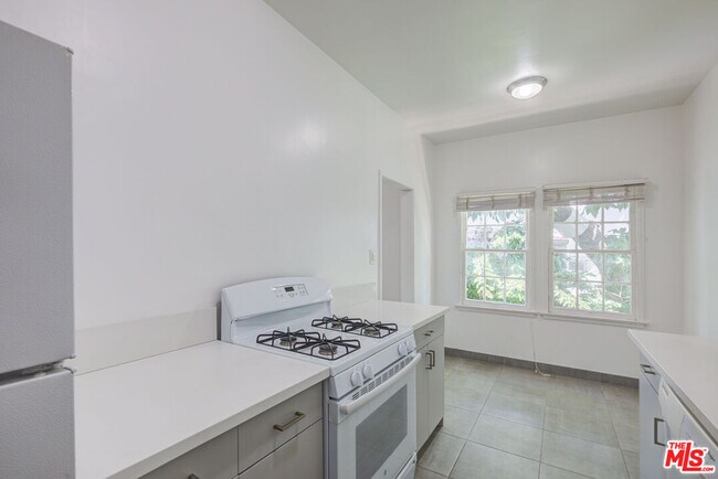 Building Photo - 965 N Doheny Dr