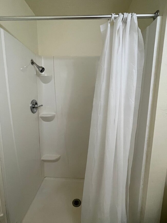 Building Photo - Apple Valley Home 4 Bedrooms, 2 Bathrooms,...