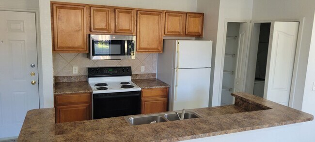 Building Photo - Serenata One bedroom Condo