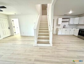 Building Photo - 2204 W San Antonio St