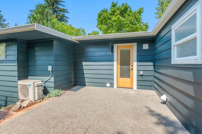 Building Photo - Elegant Air-Conditioned Newly Remodeled Matthews Beach Rambler