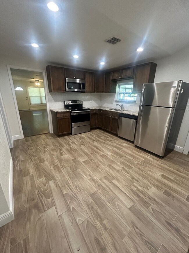 Building Photo - Beautiful 3 Bedroom 2 Bathroom in Sanford FL!