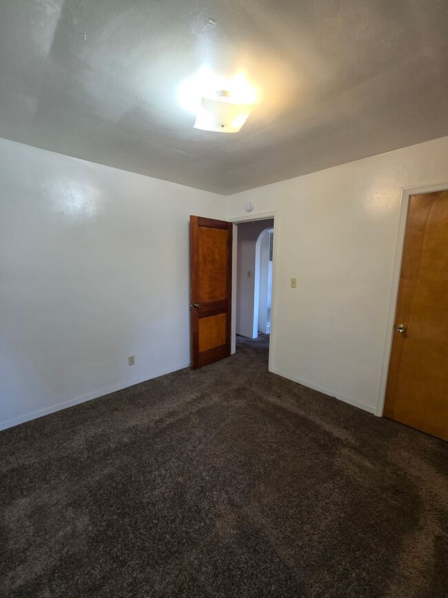 Building Photo - Cozy Single Level 2 Bed, 1 Bath Home close...