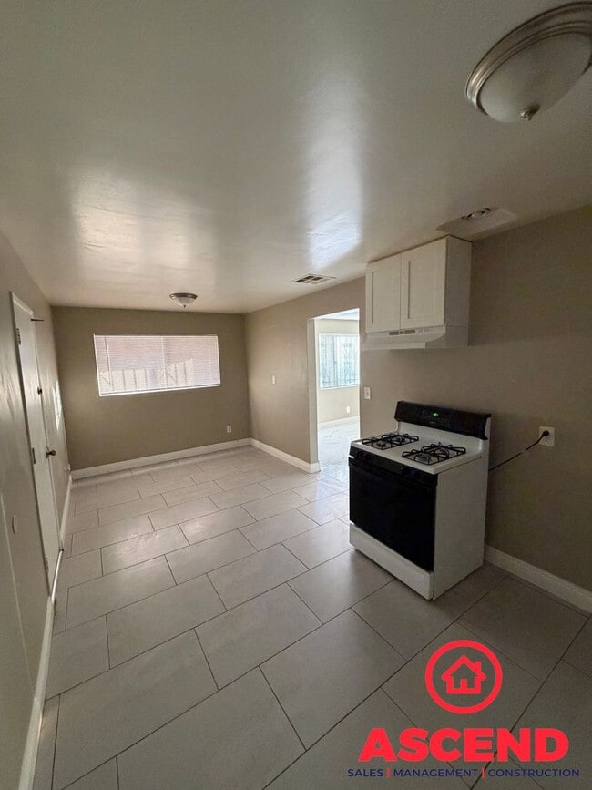 Building Photo - 3 Bedroom Home in East Bakersfield