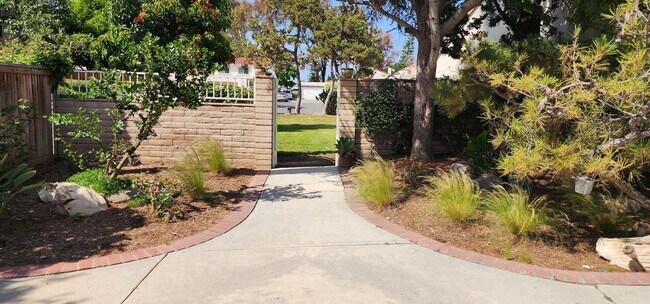 Building Photo - Remodeled, Single-Level, End-Unit Condo in Irvine