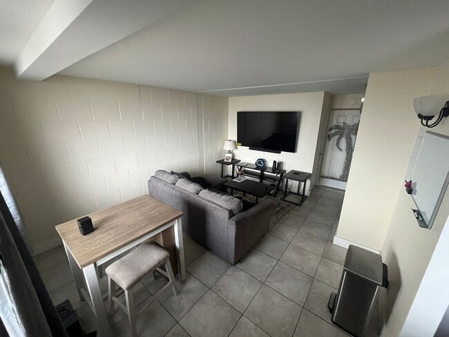 Building Photo - Pearl City 2BR Condo – Near Pearl Harbor – Parking Included – Available Now