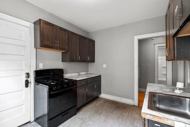 Building Photo - Maryland Upper steps to UWM