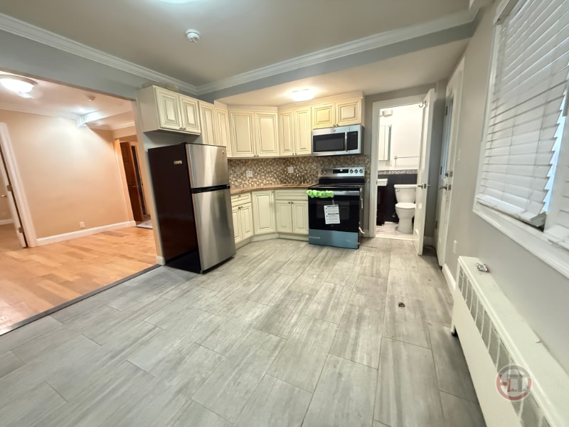 Building Photo - 1858 Hutchinson Riv Pkwy