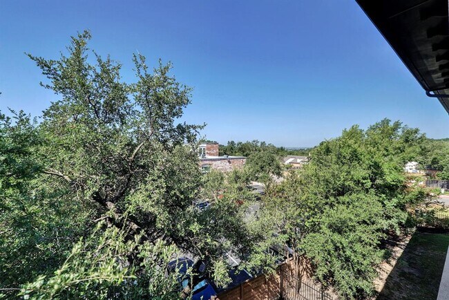 Building Photo - 6533 E Hill Dr
