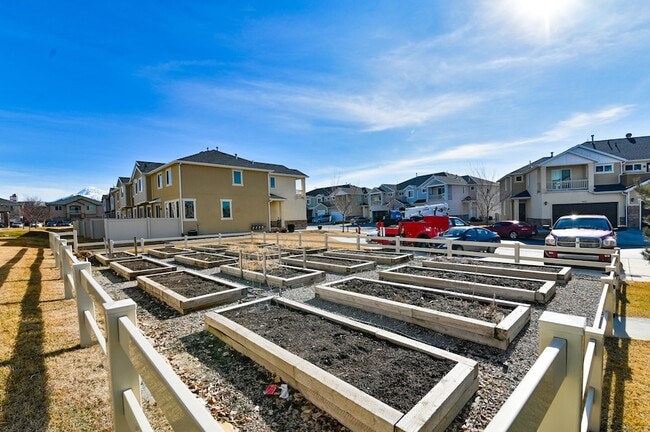 Building Photo - 3201 W Desert Lily Dr