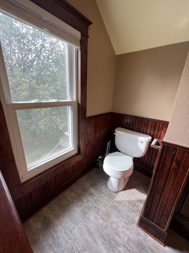 Building Photo - Spacious 4 Bedroom, 2 Bathroom Home