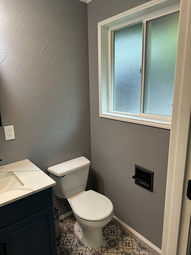 Building Photo - Beautiful 3 bedroom 2 bath house in Thurston!