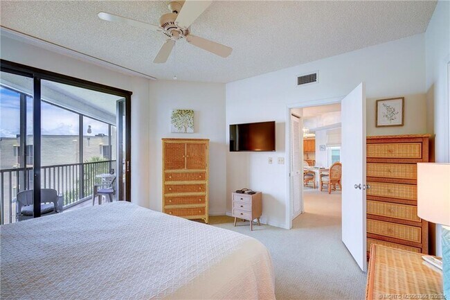 Building Photo - 221 NE Plantation Rd