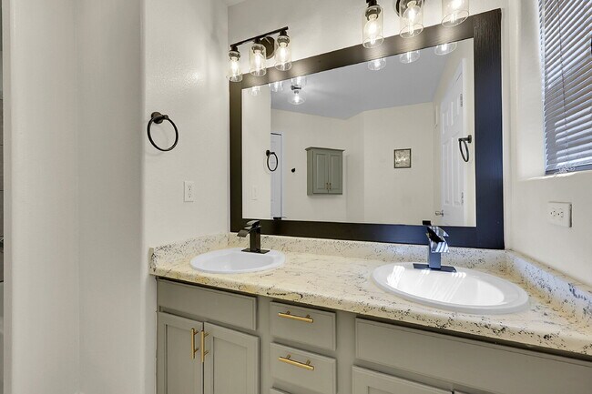Building Photo - $2,250.00, 4 bed, 3 bath located in Colora...