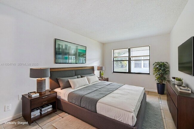 Building Photo - 1100 SW 4th Ave