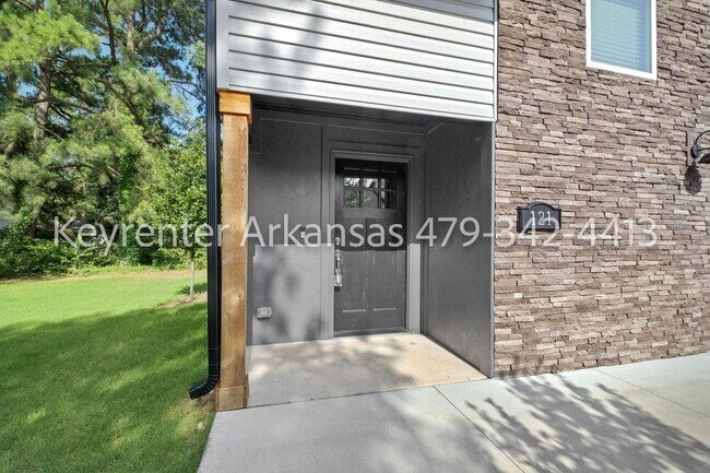 Building Photo - Beautiful 2 Bed, 3 Bath Home Just Off Weddington!